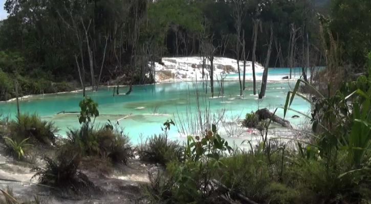Eksotisme Kawah Biru yang Terabaikan 