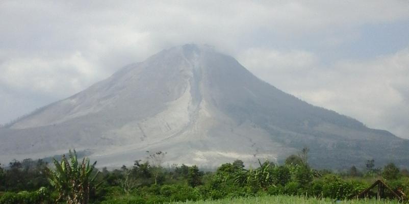 Erupsi Gunung Sinabung Timbulkan Kabut Tebal