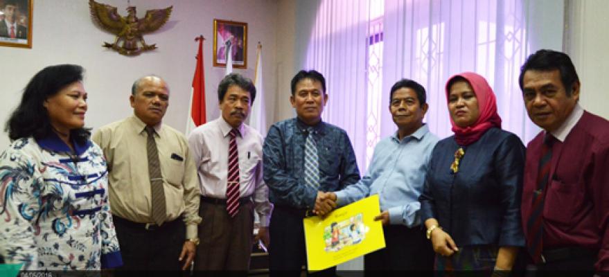 FIP UNIMED Terima Bantuan Ratusan Judul Buku Dari USAID
