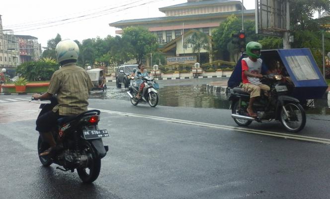 Jalan di Depan Kantor Walikota Binjai Digenangi Air