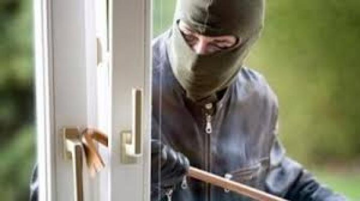 Kasir Perempuan Ini Hajar Pria yang Mencoba Merampok di Indomart