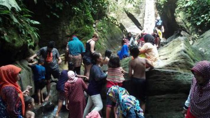 Liburan Hari Kedua, Air Terjun Tangkahan Langkat Makin Ramai 