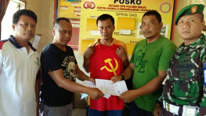 Pria Ini Ditangkap karena Memakai Kaos Bergambar Palu dan Arit