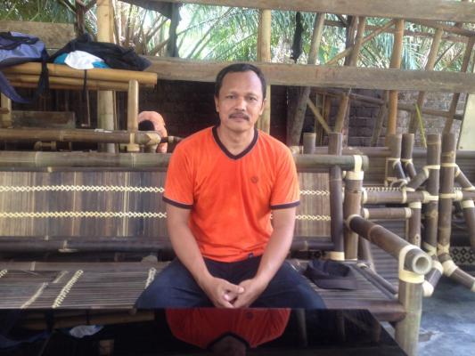 Pria Ini Terus Bertahan Tekuni Usaha Pembuatan Kursi Berbahan Bambu
