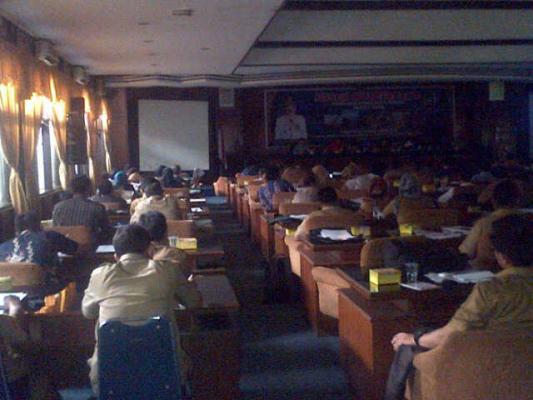 Sekda dan Anggota DPRD Sumut  Rapat Gelap dan Berkeringat
