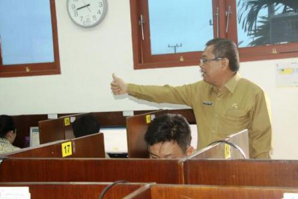 Sekdaprovsu Tinjau Pelaksanaan UN di Tiga Sekolah di Medan 