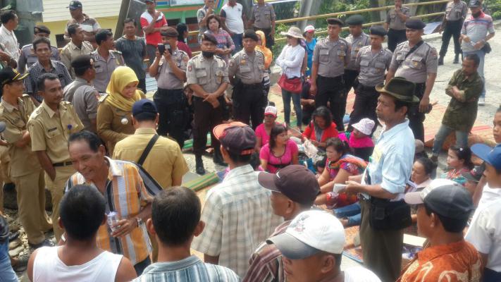 Seratusan Warga Batang Serangan Langkat Aksi Blokir Jalan