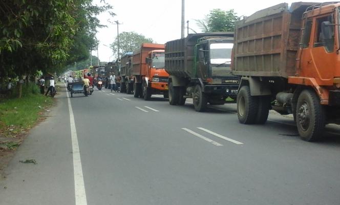 Sopir Truk Kembali Aksi Tolak Portal, Jalanan Macet