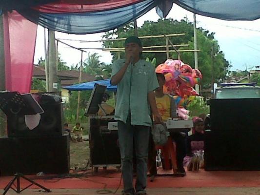 Tunanetra Hibur Tamu Undangan untuk Dapat Sumbangan 
