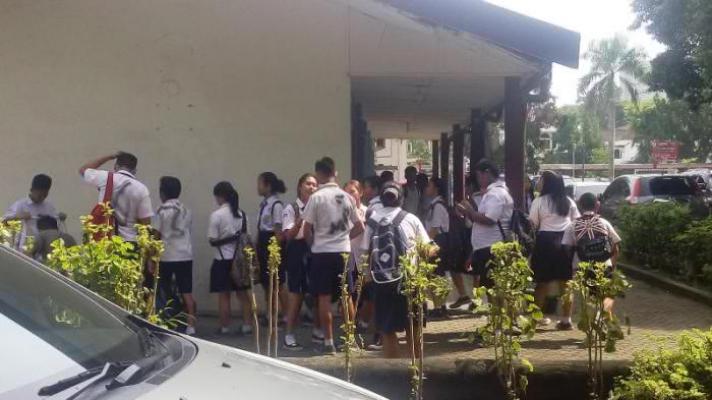 Usai UN, Siswa SMP di Medan Lanjutkan Tradisi Coret Baju