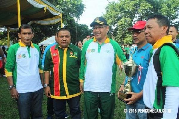 Wakil Walikota Medan Ajak Peserta Apel Penutupan Porwil Kutipi Sampah di Lokasi Acara