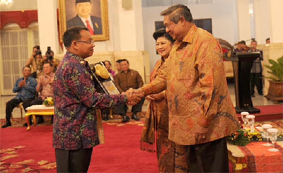Idaham Terima Adipura Dari SBY