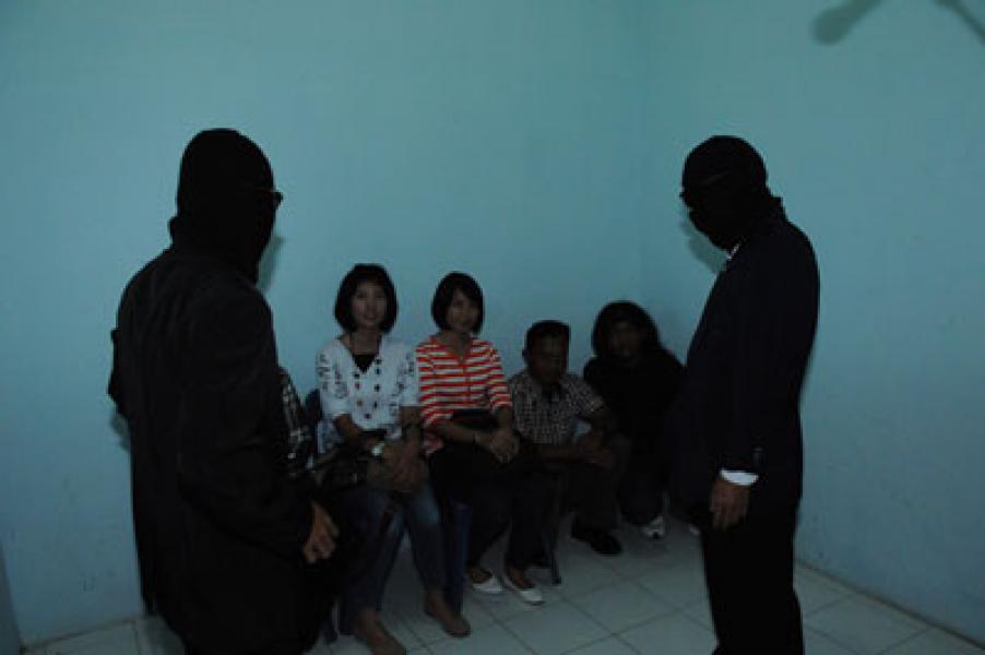 Satu Sandera Perempuan Dibarter Satu Helikopter