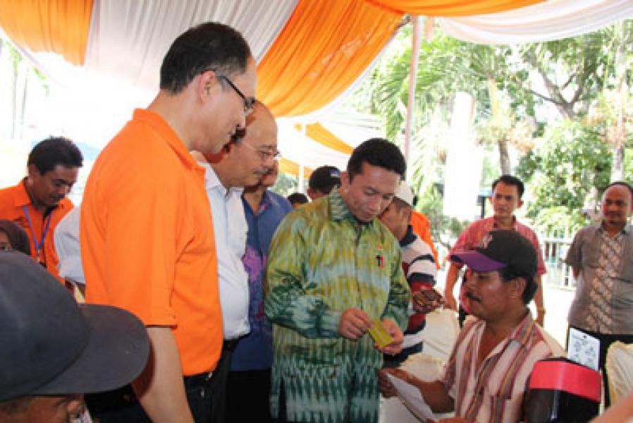 Tifatul Bagikan BLSM di Medan