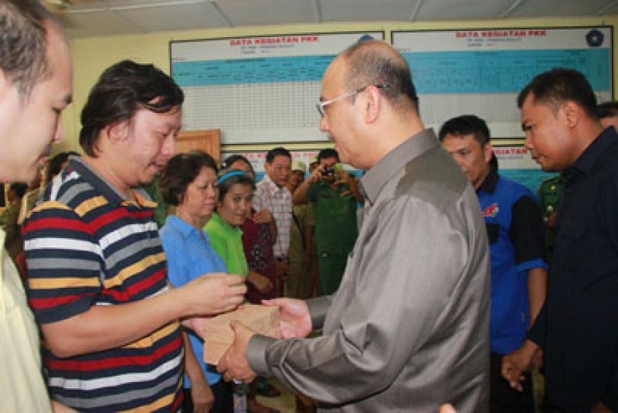 Plt Walikota Medan Serahkan 80.000 Batu Bata Kepada Korban Kebakaran di Pandau Hulu II