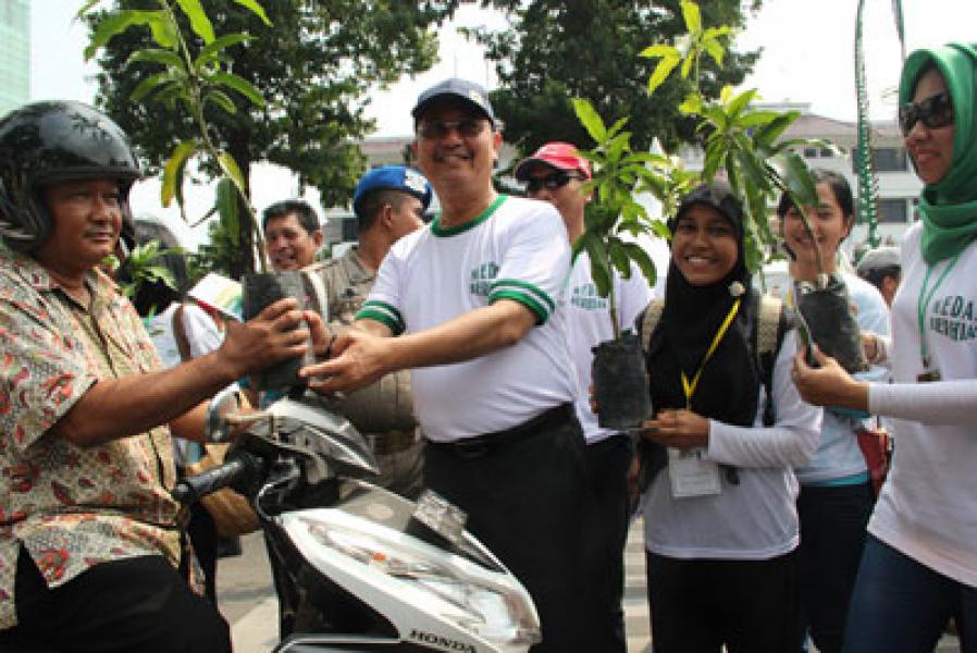 Seribu Bibit Pohon Dibagikan Kepada Pengendara