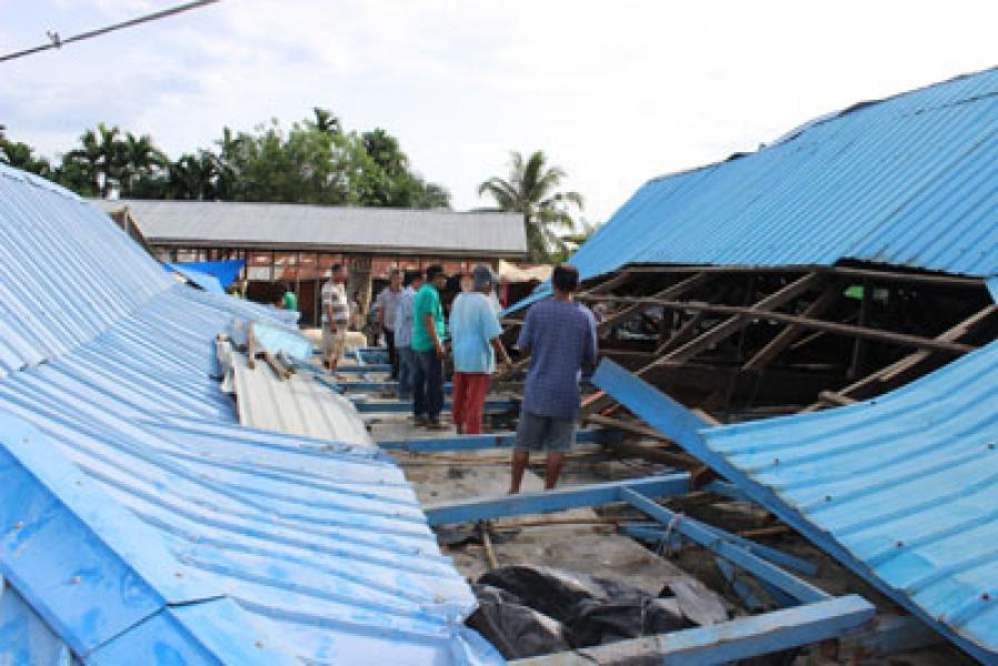 Pasar Bintungan Bejangkar Ambruk Dihantam Puting Beliung