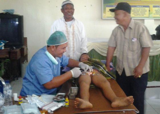 Anggota DPR RI Raden Muhammad Syafii Khitan 200 Anak Kurang Mampu