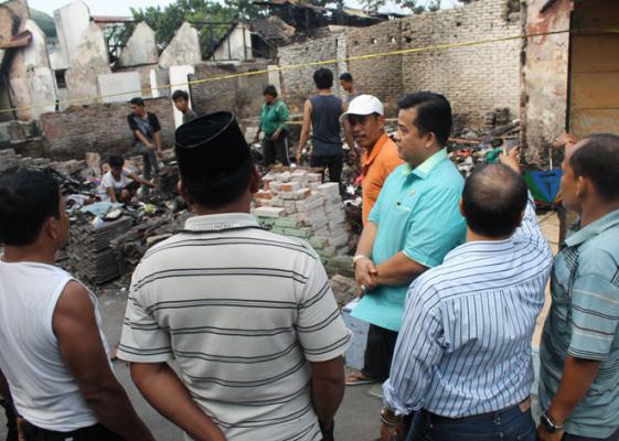 Anggota DPRD Medan Herri Zulkarnain Hutajulu Bantu Korban Kebakaran Gaharu