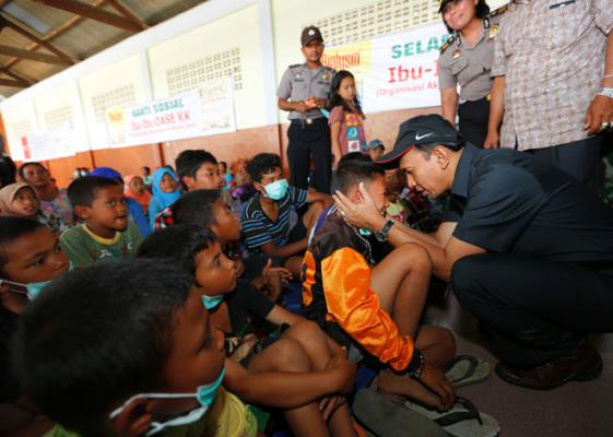 Awali Safari Ramadan, Gubernur Sumut Berbagi Dengan Pengungsi Sinabung
