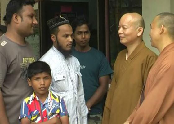 Di Myanmar Biksu Picu Kekerasan, di Indonesia Biksu Bantu Muslim Rohingya