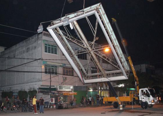 Dinas TRTB Bongkar Papan Reklame di Mandala