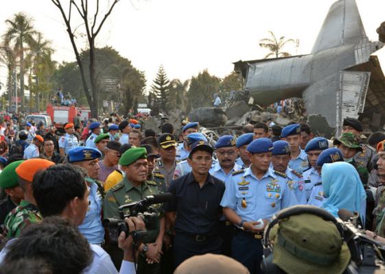 Gubernur Sumut Ikut Bopong Mayat Korban Jatuhnya Pesawat Hercules