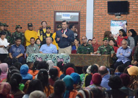 Kepala Staf Presiden dan Seskab Kunjungi Pengungsi Sinabung