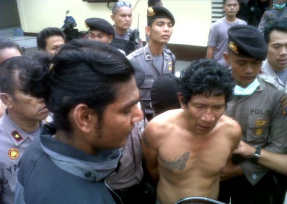 Pencopet Diamuk Massa di Lokasi Jatuhnya Pesawat Hercules