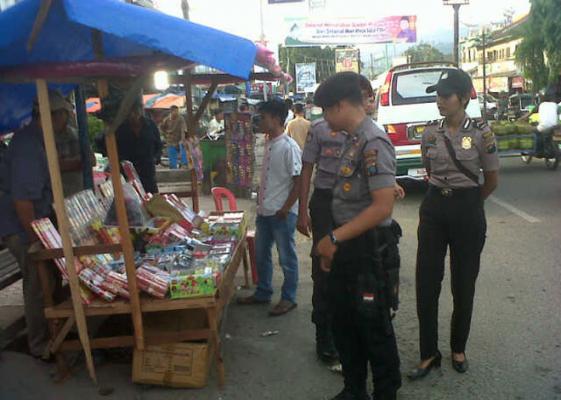 Polsek Delitua Sita Ribuan Petasan, Ratusan Botol Miras dan Puluhan Preman