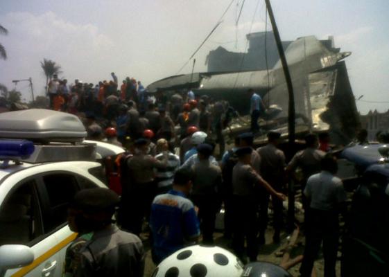 Sebelum Jatuh, Hercules TNI AU Terbang Rendah dan Menabrak Tower Radio