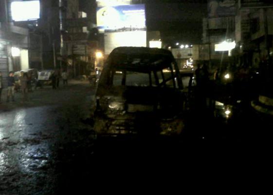 Terobos Lampu Merah, Angkot Disopiri Anak 15 Tahun Tabrak Sepeda Motor Hingga Ludes Terbakar