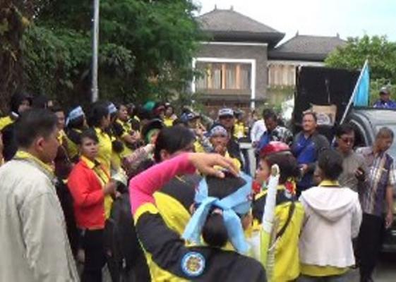 Tuntut Pesangon, Ratusan Karyawan Geruduk Rumah Pemilik Macan Yaohan