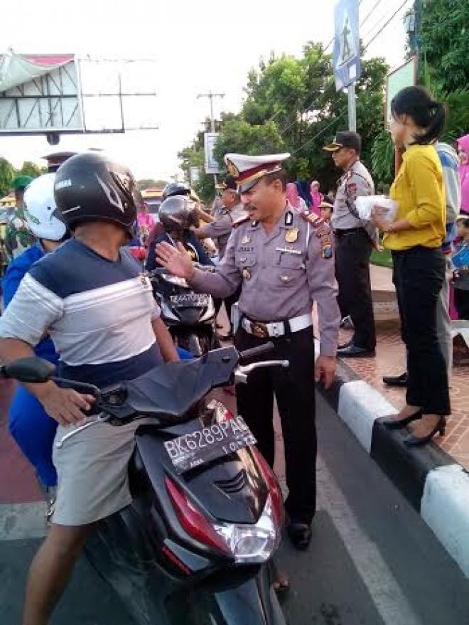 Banyak Pengendara Panik Takut Dirazia, Ternyata Polres Binjai Hanya Bagikan Helm dan Takjil