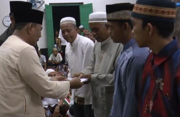 Buka Puasa Bersama, Bupati Deli Serdang Berikan Bingkisan ke Warga