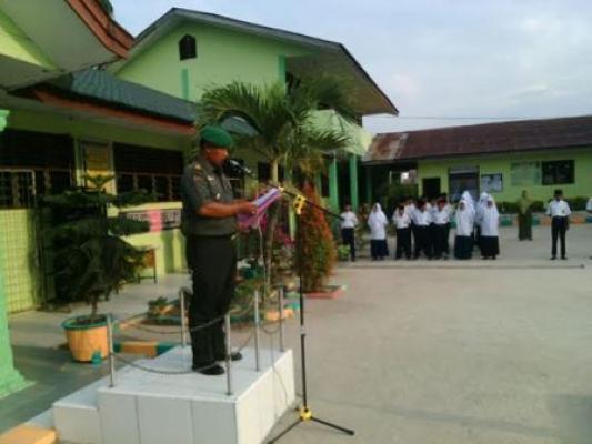 Danramil Meranti Jadi Pembina Upacara di MTsN Rawang