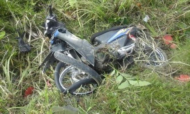 Ditabrak Xenia, Sepeda Motor Ringsek Masuk ke Parit di Jalan Diponegoro Binjai Timur