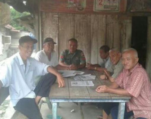 Gelar Komsos, Babinsa Imbau Warga Giatkan Siskamling