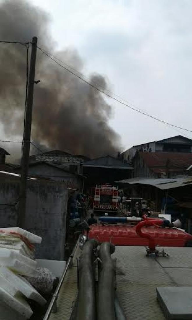 Gudang PT Pasific Foam Terbakar, Tiga Orang Dilarikan ke Rumah Sakit