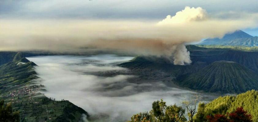 Gunung Bromo Keluarkan Asap, Status Waspada
