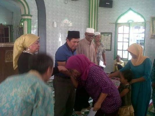 H Azwir Bagikan Bantuan Zakat Kepada Warga Kampung Aur