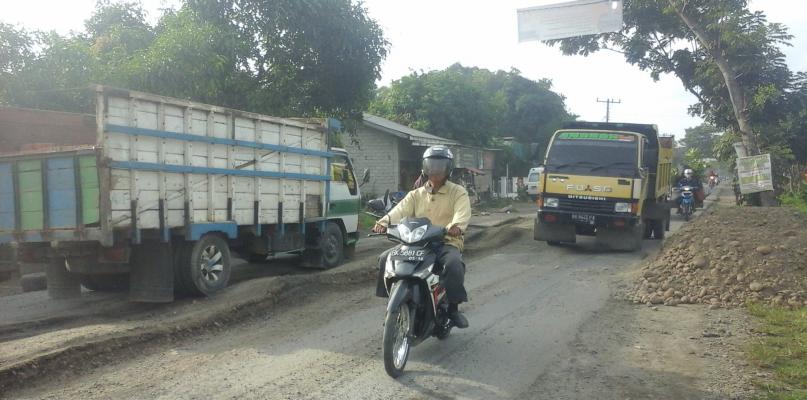 Jalan Lintas Binjai-Stabat Tidak Kunjung Diperbaiki