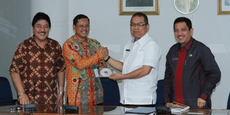 KPK Serahkan 8 Program Aplikasi E-Government Surabaya ke Pemprov Sumut 