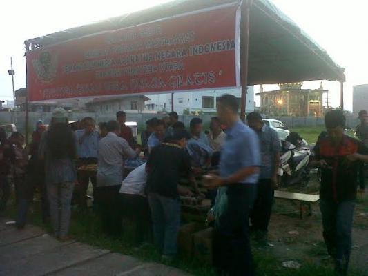 LSM Penjara Indonesia Bagikan Makanan Buka Puasa Gratis di Jalan Gatsu Medan