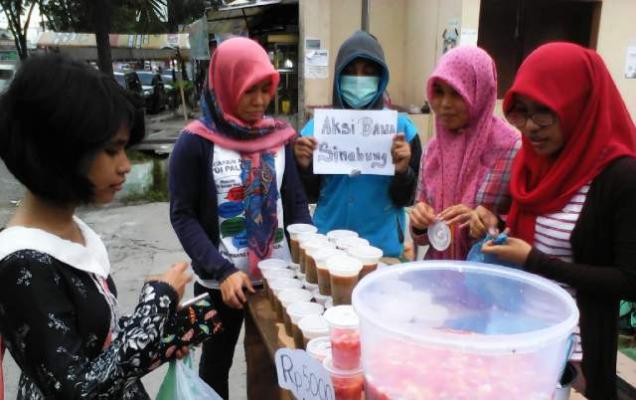 Mahasiswa Galang Dana untuk Korban Bencana Alam Sinabung dengan Berjualan Takjil