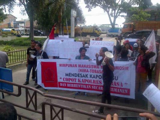 Massa Aksi Desak Kapolda Sumut Copot Kapolres Tobasa