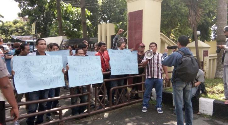 Massa Aksi Desak Polda Sumut Usut Tuntas Teror Terhadap Wartawan Metro24