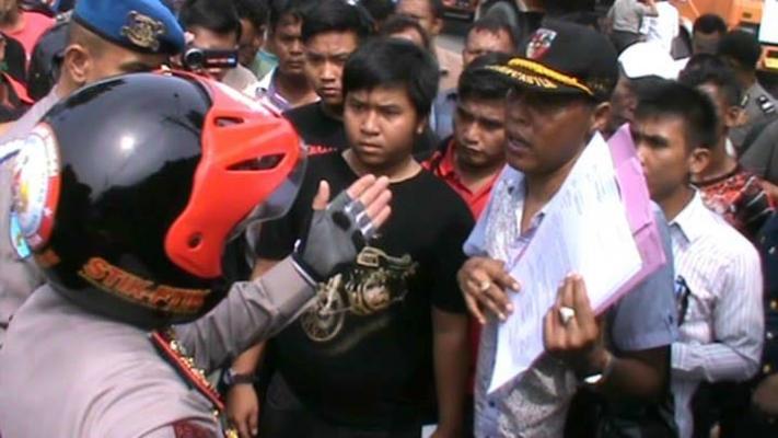 Massa Aksi Protes Portal Sempat Bersitegang dengan Petugas 