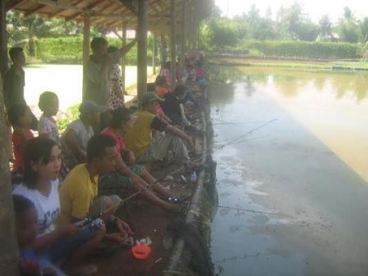 Mengisi Libur Akhir Pekan, Para Ibu Ikuti Lomba Memancing