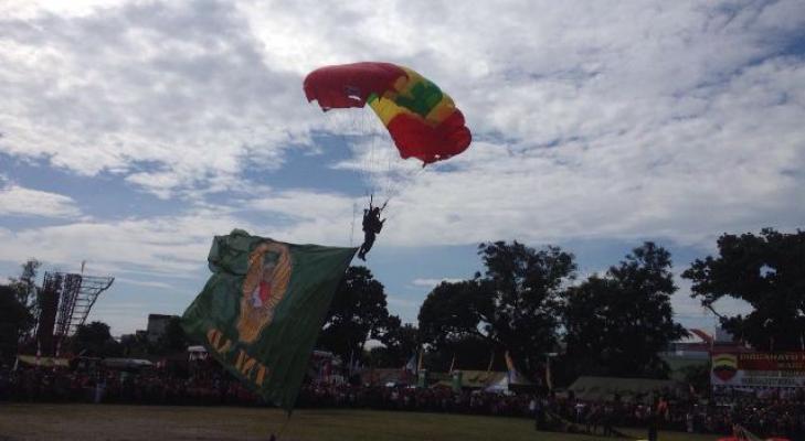Pameran Alutsista HUT ke-66 Kodam I/BB Ditutup dengan Atraksi Terjun Payung